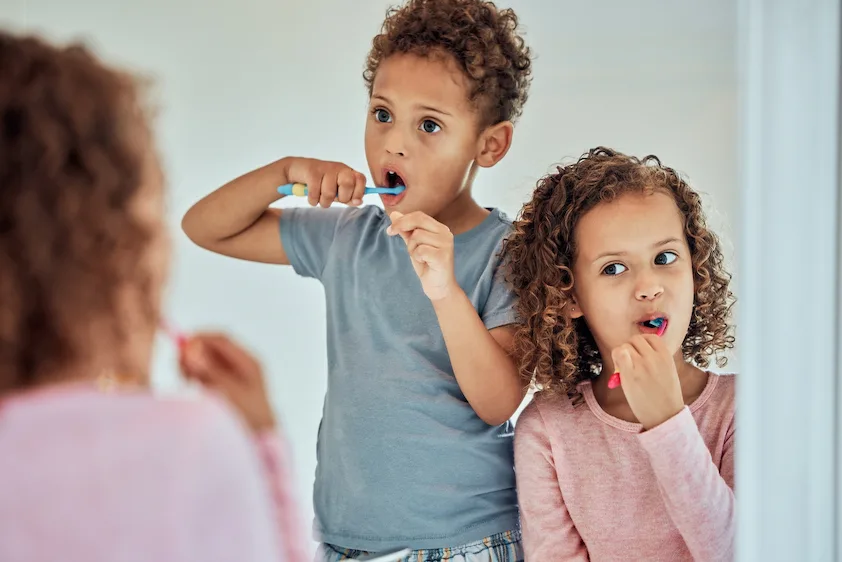 children brushing their teeth