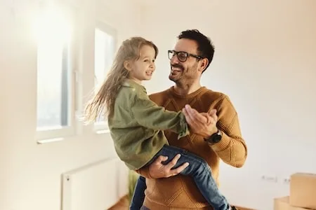 Padre bailando con su hija