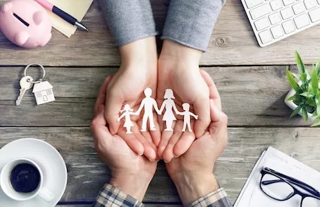 manos ahuecadas con recortes familiares
