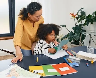 niña haciendo manualidades con su madre