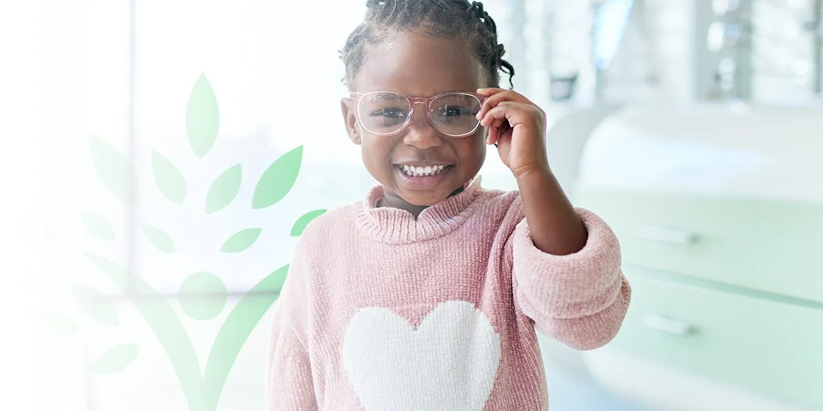 niño sonriendo y con gafas