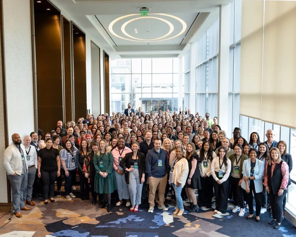 un grupo numeroso de personas posa para una foto