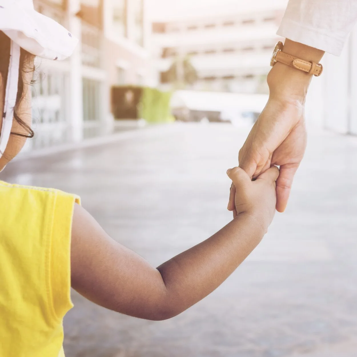 hija y madre cogidas de la mano