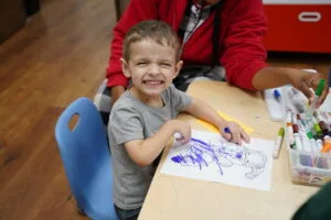 niño haciendo arte en el centro aba